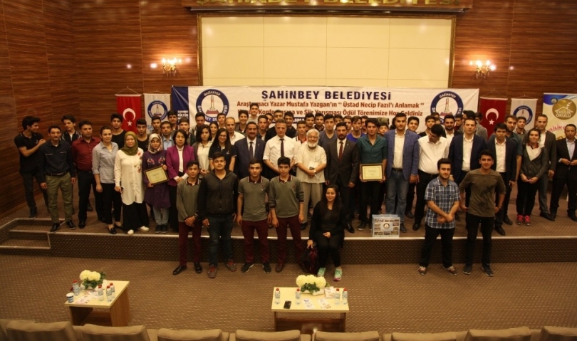 Necip Fazıl Kısakürek şiirlerini en güzel okumak için yarıştılar