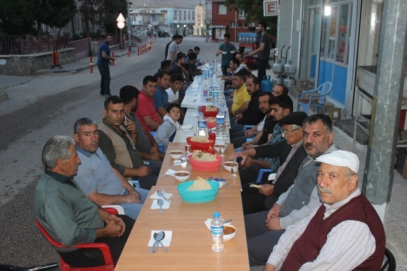 Sokak ortasında iftar keyfi