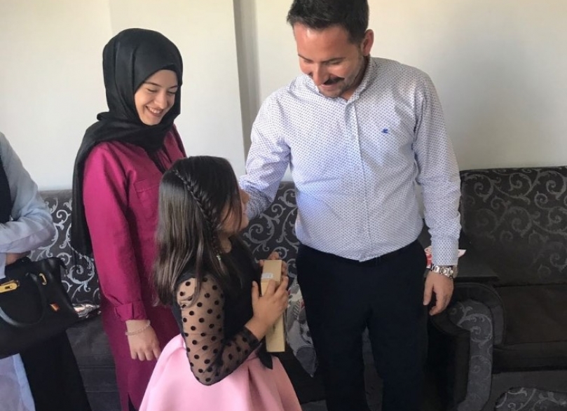 Sosyal medyada ağlayan kıza tablet hediyesi