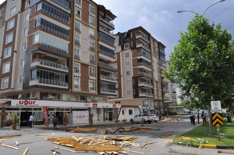 Nizip’te şiddetli fırtına çatıları uçurdu