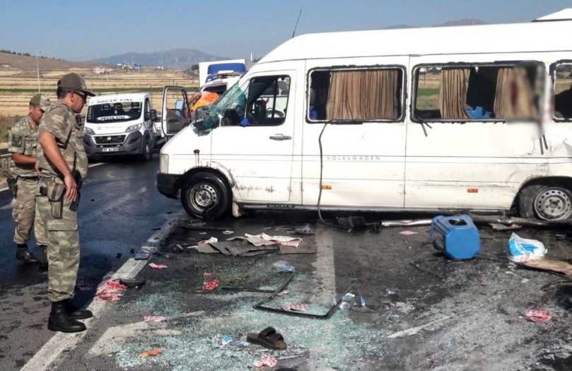 Yolcu minibüsü devrildi: 2’si ağır 19 yaralı
