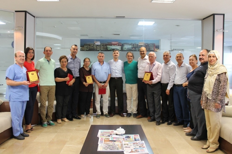 Hastanenin 25 yıllık personeline plaket