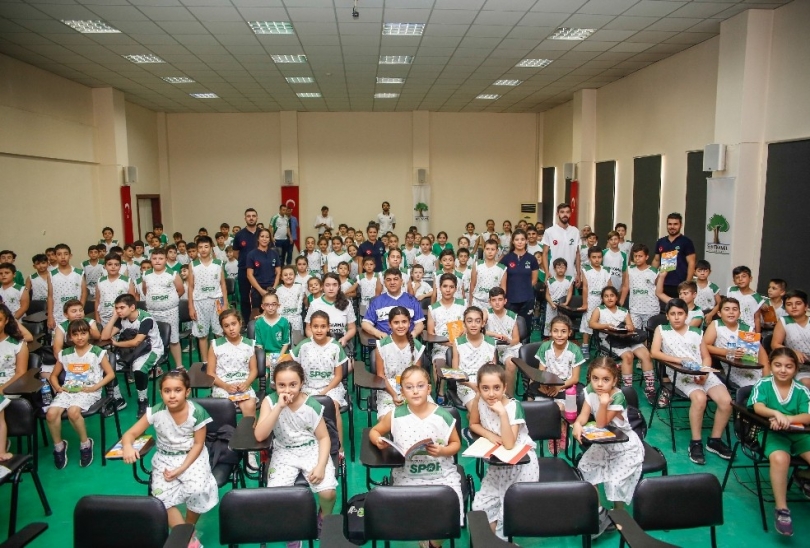 Genç sporcular Adab-ı Muaşeret eğitimine katıldı