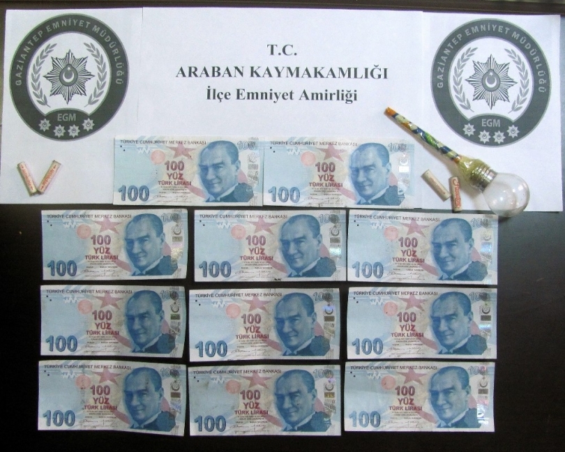 Paspasın altında sahte para, farda ise uyuşturucu aparatı ele geçirildi