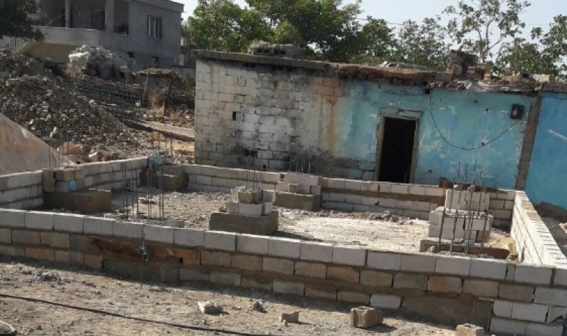 Harabe barakanın yerine yeni bir ev yapılıyor