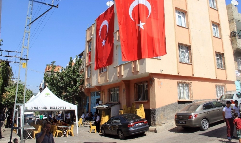 Şehidin Mahallesi Türk Bayraklarıyla Donatıldı