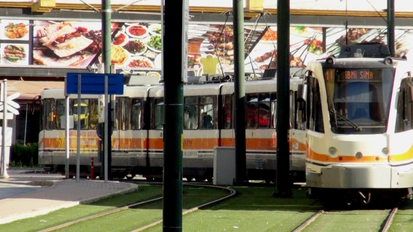Tramvay çarpan genç kızın feci şekilde yaralandı