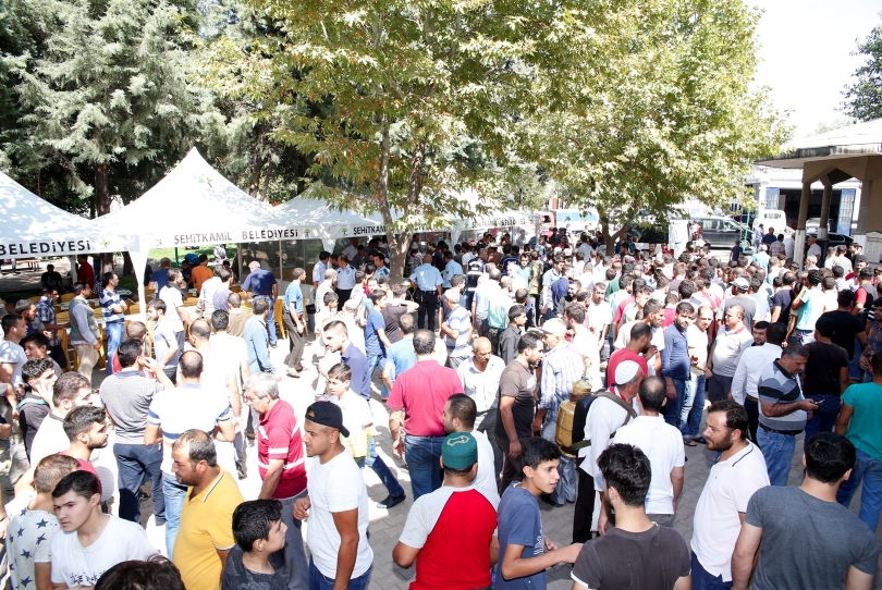 Şehitkamil’deki 4 Bölgede Pilav Dağıtıldı