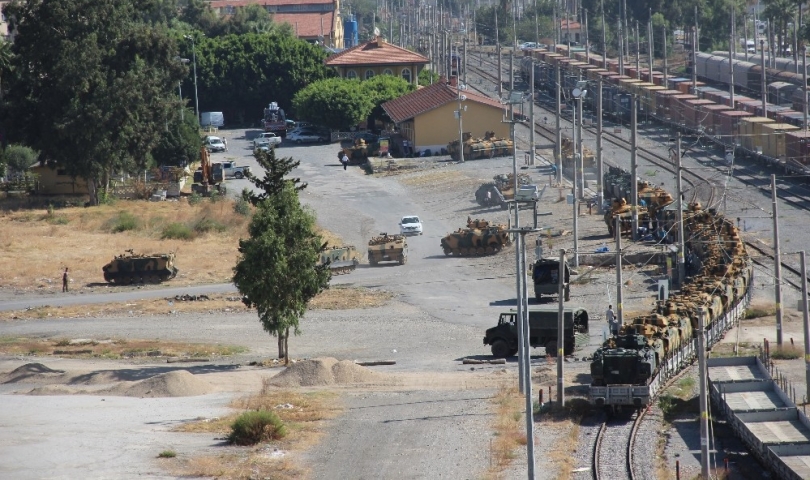Hatay sınırına askeri sevkiyat sürüyor