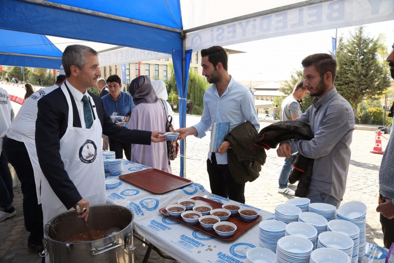 Başkan Tahmazoğlu, Üniversite Öğrencilerine Aşure İkram Etti