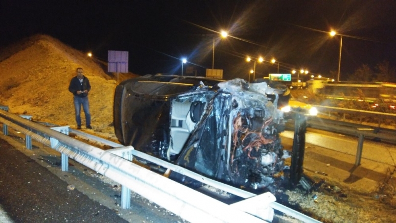 Yoldan çıkan otomobil alev aldı