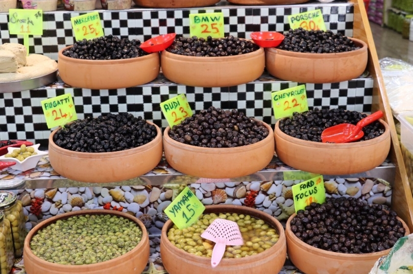 Sattığı zeytinlere ünlü sanatçıların adını verdi