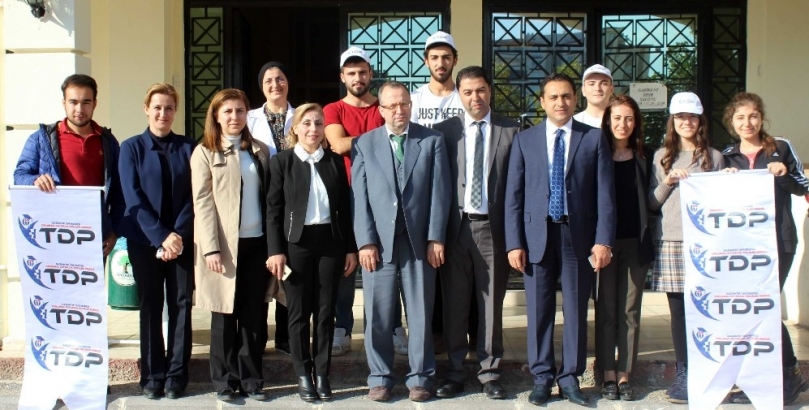 Üniversite öğrencileri okumaya yazma bilmeyen kadınlara öğretmenlik yapacak