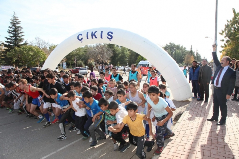 GAÜN’de Öğrenciler Ulu Önder Atatürk anısına koştu