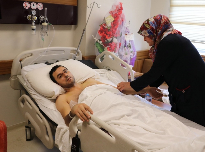 Yolda halay çekenleri uyarmak isteyen şahsa taksi çarptı