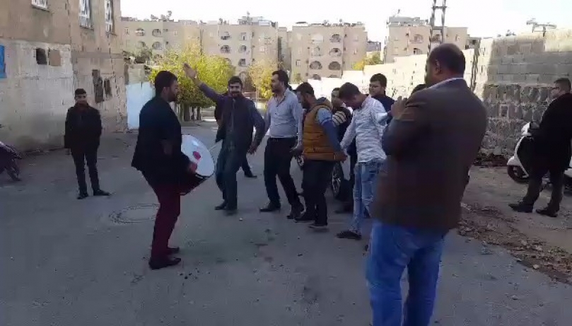 Karısından boşanan genç düğün yapıp koç kesti