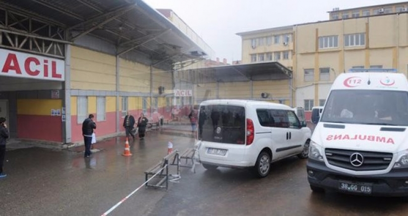 Liseli, ortaokul öğrencisi arkadaşını bıçakladı