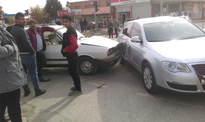 Kırmızı ışıkta geçti kaza yaptı