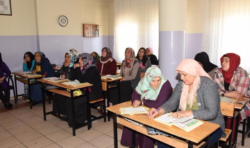 Yetim Anneler Okuma Yazma Öğreniyor