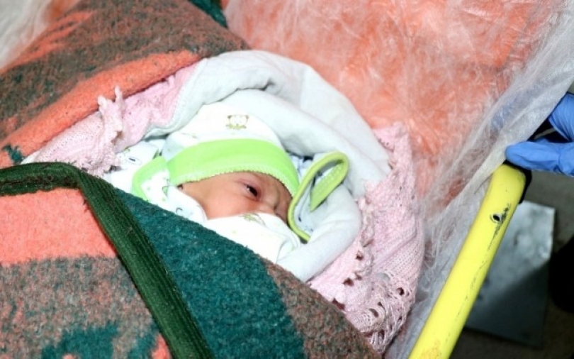 2 günlük bebek cami avlusuna terk edildi