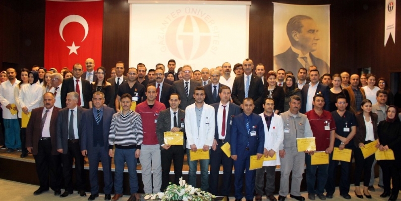 GAÜN Hastanesinde yılın ve ayın personeline altın hediye edildi