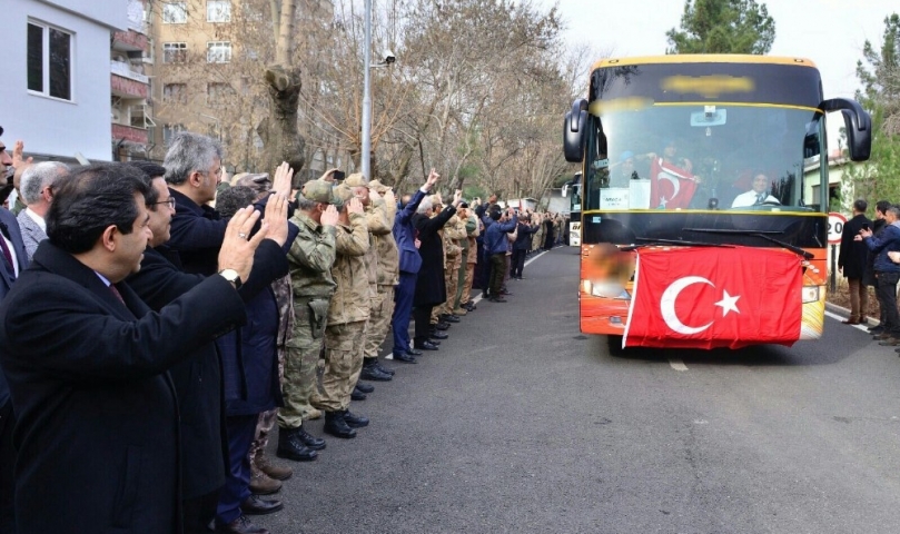 Düğüne gider gibi Afrin’e gittiler