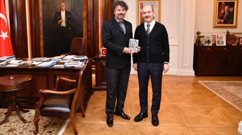 Gaziantep’li Yazar Canpolat’tan Bakan Soylu’ya anlamlı hediye