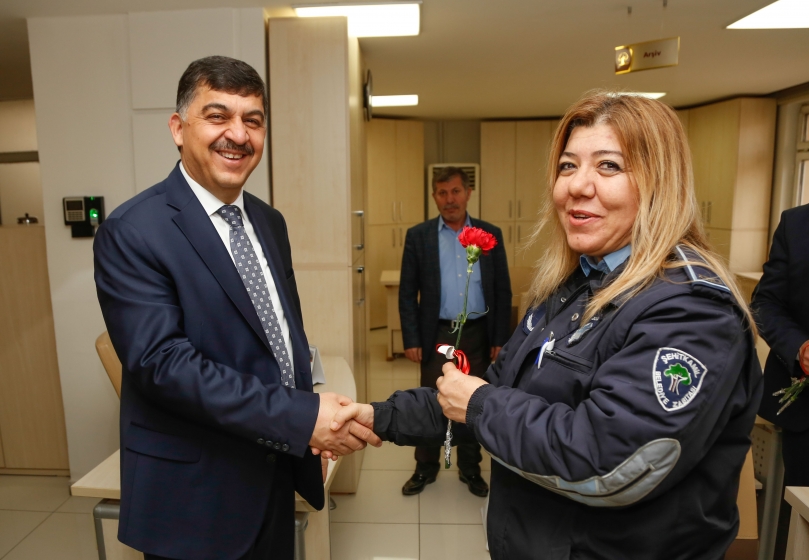 Fadıloğlu’ndan bayan personele karanfil