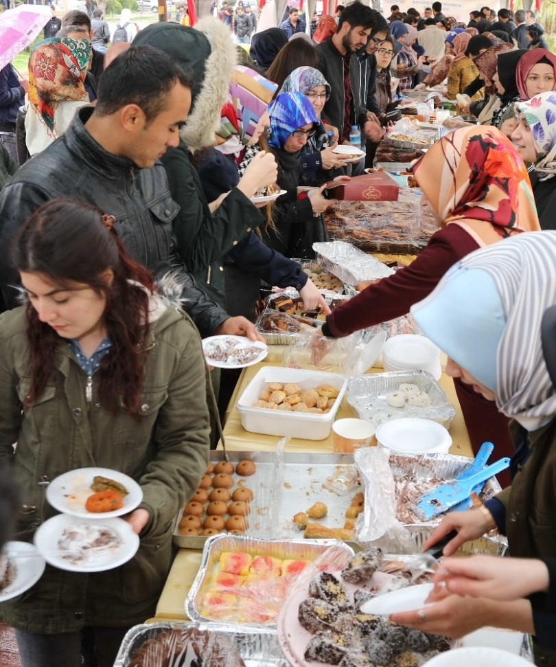 GAÜN Öğrencilerinden Mehmetçik Vakfı ve Doğu Guta Halkı Kermes düzenledi