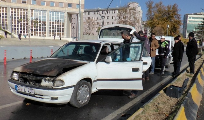 Çaldığı otomobil trafikte alev aldı