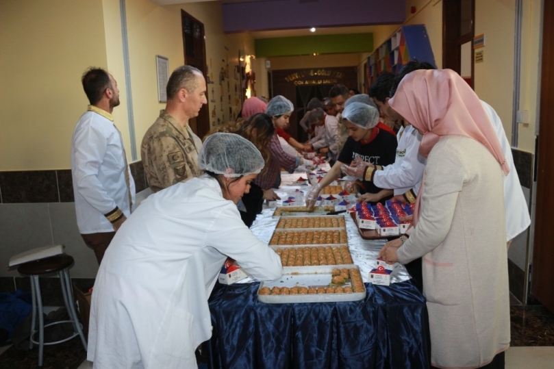 Mehmetçiğe baklava dopingi