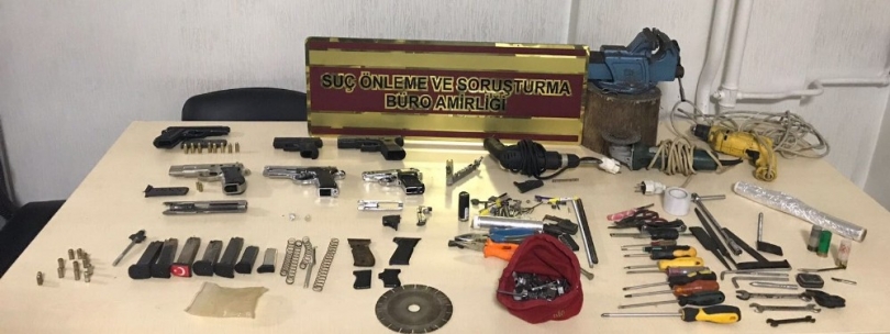 Evde yapılan aramada silah atölyesi ortaya çıktı