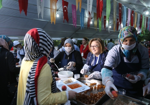 Büyükşehir, 300 Bin Kişiye İftar Yemeği Verecek