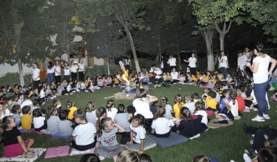 Minik öğrenciler geceyi çadırda geçirdiler