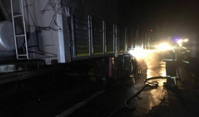 Seyir halindeki tırın lastikleri yandı