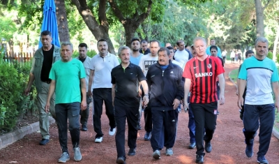 Vali Gül ve Başkan Tahmazoğlu vatandaşlarla sağlıklı yaşam için yürüdü