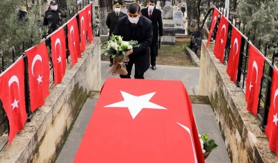 Meydanda ve mezar başında program düzenlendi