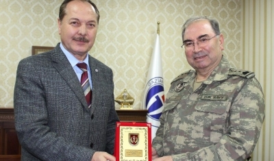 TSK Sağlık Komutanı Bilgiç’den plaket