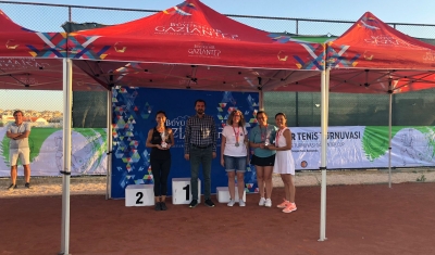 Büyükşehir, Uluslararası Tenis Turnuvası’nda derece alan isimleri ödüllendirdi