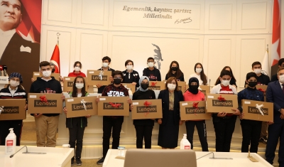 Büyükşehir, LGS’de ilk 50’ye giren öğrencilere dizüstü bilgisayar hediye etti