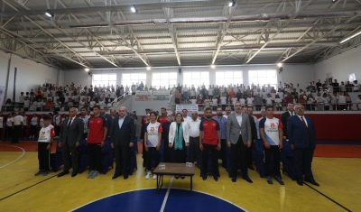 Gaziantep Büyükşehir’den Nizip Spor Lisesi öğrencilerine malzeme yardımı