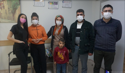 Eli yanan genç kıza başarılı operasyon