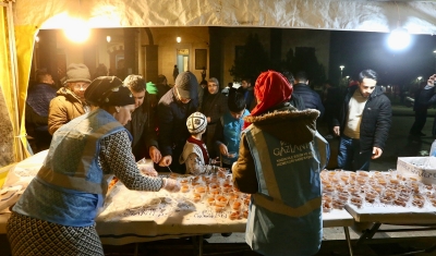 Büyükşehir Regaip Kandilinde 10 bin kişilik tatlı ikramı yaptı