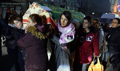 Eşinin öldürdüğü Sinem'in tabutunu kadınlar taşıdı
