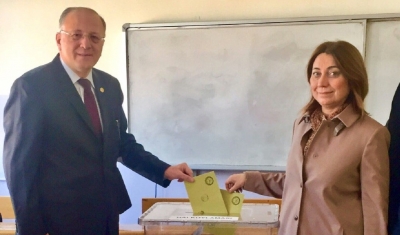 Koçer oyunu eşiyle birlikte kullandı