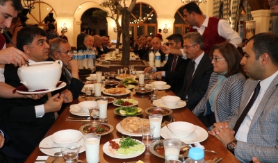 AK Parti Gaziantep il teşkilatı yemekte buluştu