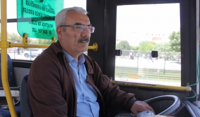 Şeker ve çikolata ile berat kandilini kutluyor