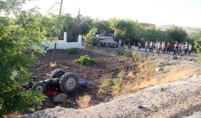 Üzüm bağına yuvarlanan traktör çocuklara çarptı: 2 ölü, 1 yaralı