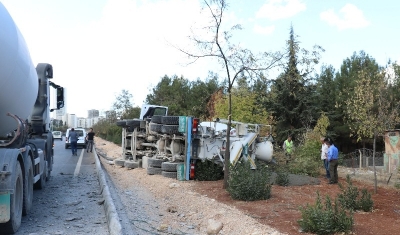 Beton mikseri devrildi harç yola döküldü