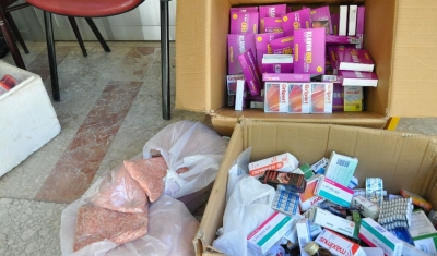 Bakkal dükkanında 2 koli ilaç ele geçirildi